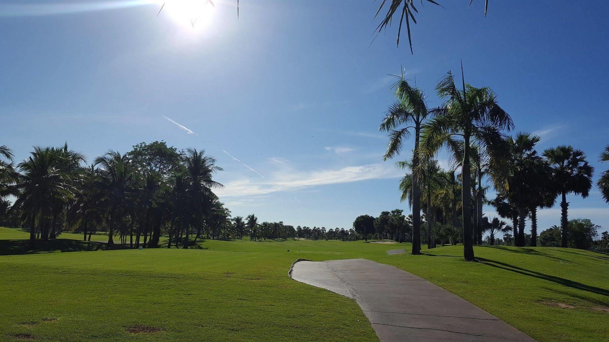 Suwan Golf & Country Club Hotel Nakhon Pathom Exterior photo